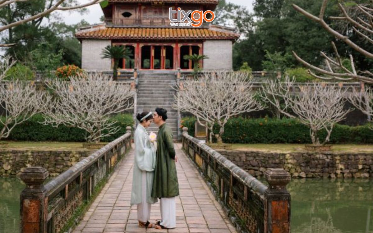 Chụp cổ phục ở lăng Tự Đức