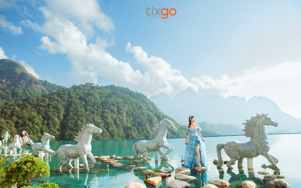 Săn mây và check-in tại các tiểu cảnh biểu tượng cổng trời ô quy hồ sapa