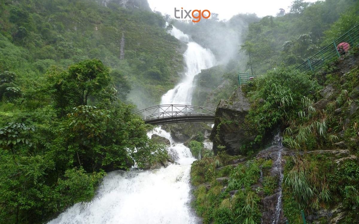 Thác Bạc nằm trên đường đến cổng trời Ô Quy Hồ cổng trời ô quy hồ sapa