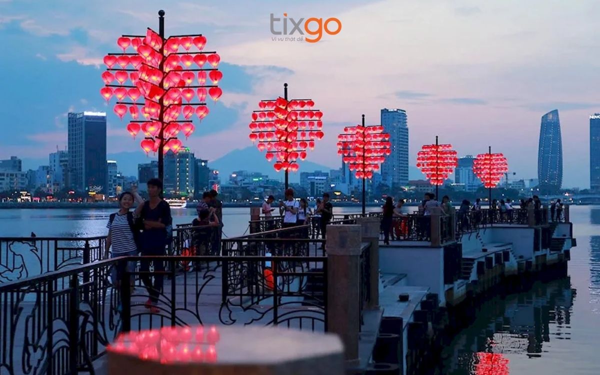 Dạo bước quanh cầu tình yêu
