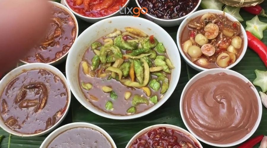 Chọn các loại mắm như mắm nêm, cá cơm, tôm,... để làm quà 