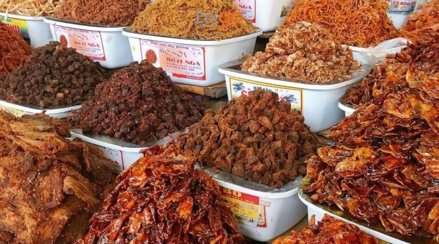 Đà Nẵng nổi tiếng với các món hải sản chế biến sẵn như tôm rim, cá rim,... 