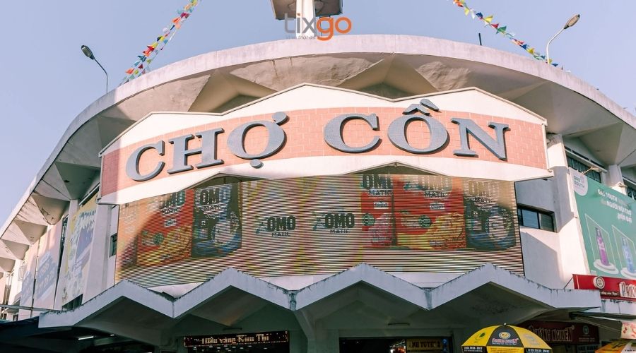 Chọn mua hoặc thưởng thức đặc sản Đà Nẵng