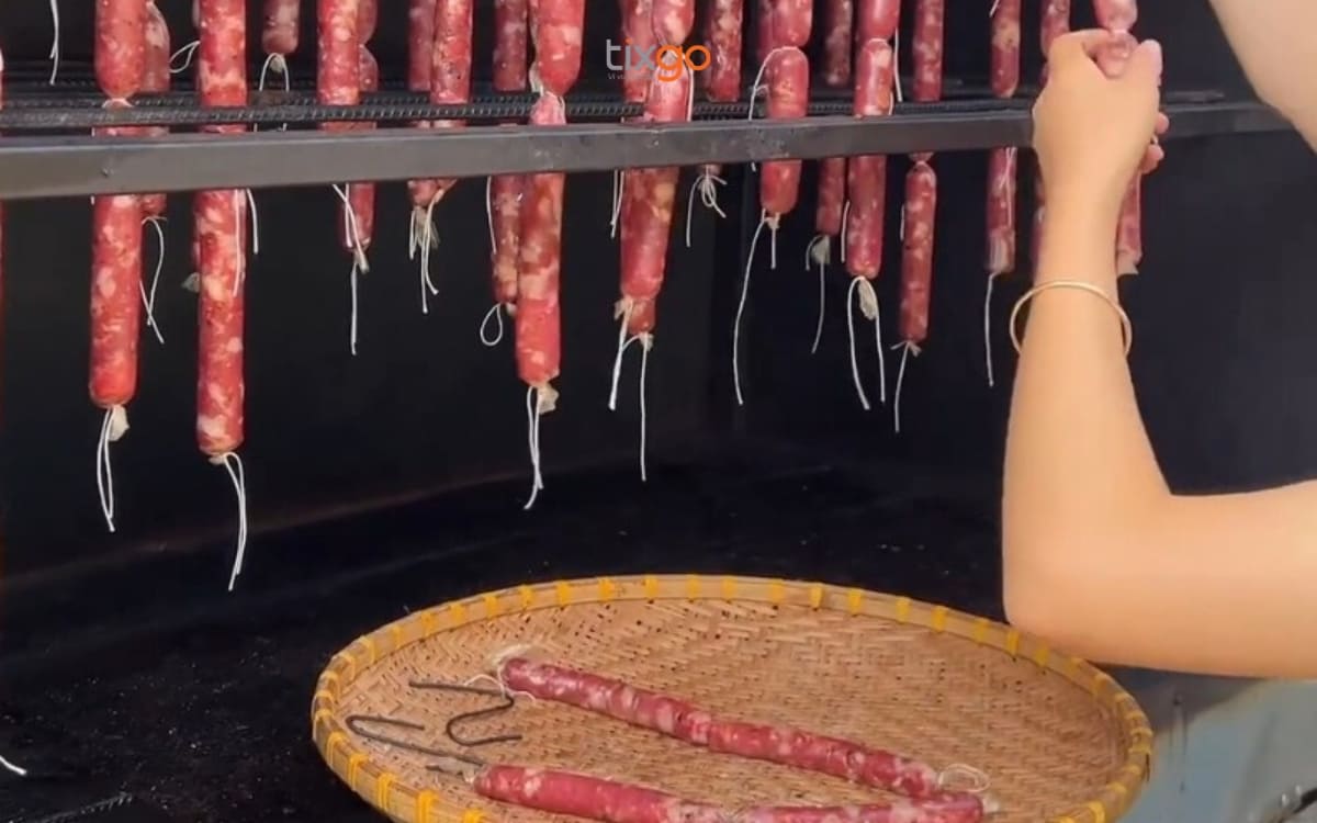 Lạp xưởng hun khói món ăn quen thuộc vùng cao