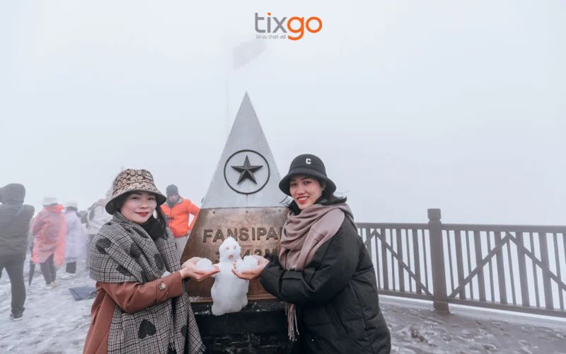 Du khách check-in cột mốc Fansipan 3.143m trong ngày tuyết rơi Du khách check-in cột mốc Fansipan 3.143m trong ngày tuyết rơi