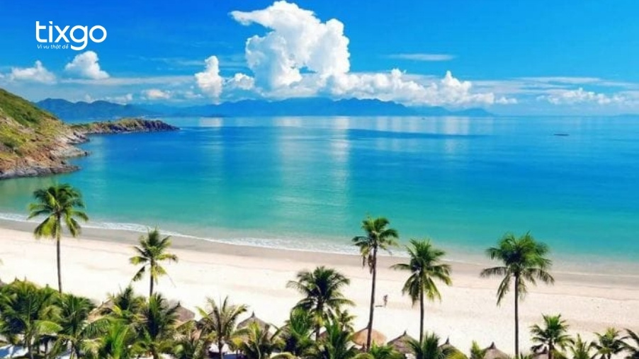 Bãi biển Mỹ Khê là địa điểm du lịch Đà Nẵng nổi tiếng nhất