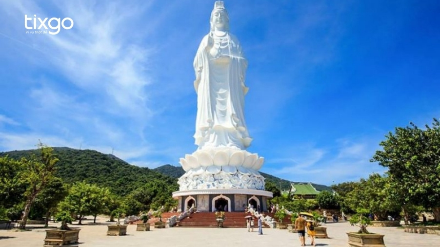Chùa Linh Ứng Bãi Bụt là một địa điểm du lịch Đà Nẵng lý tưởng cho Phật tử