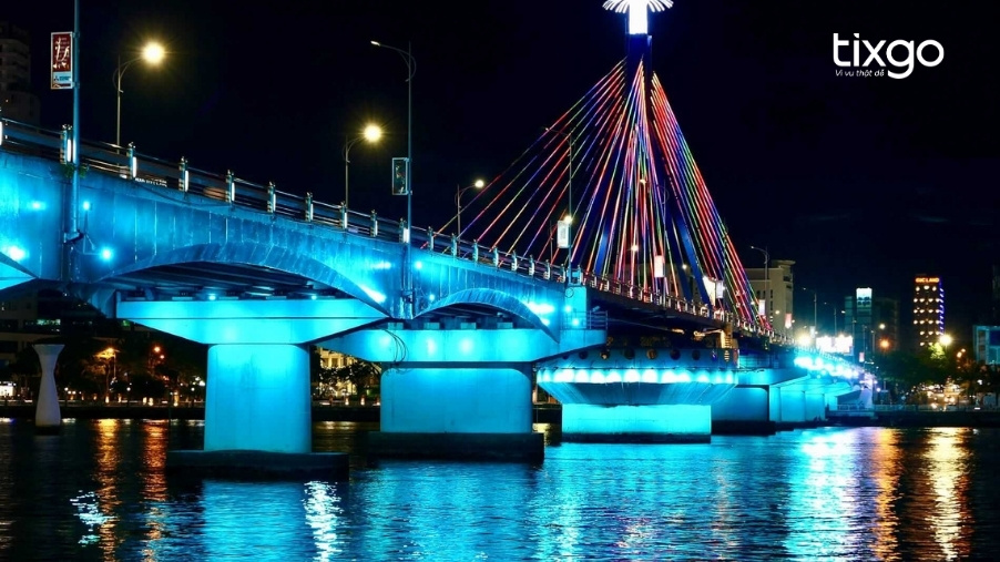 Một điểm du lịch Đà Nẵng nữa là Cầu Sông Hàn - Cầu xoay đầu tiên Việt Nam