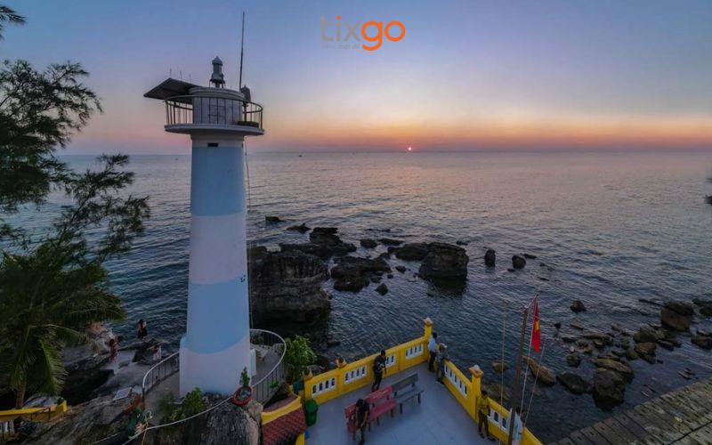 Ngọn hải đăng xanh trắng - biểu tượng dẫn đường độc đáo trong khuôn viên Dinh Cậu ở Phú Quốc dinh cậu Phú Quốc