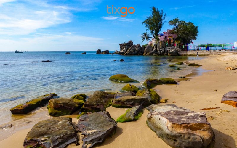 Vẻ đẹp hoang sơ của Dinh Cậu Phú Quốc tọa lạc trên ghềnh đá tự nhiên dinh cậu Phú Quốc