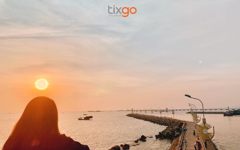 Khu vực cầu cảng bờ kè là tọa độ "sống ảo" được mọi người yêu thích khi đến tham quan chùa dinh cậu Phú Quốc