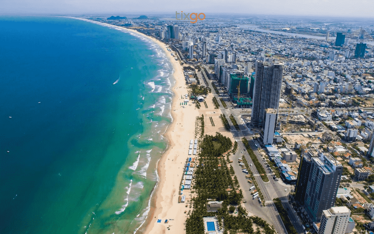 Tắm biển Mỹ Khê khi du lịch Đà Nẵng tháng 4