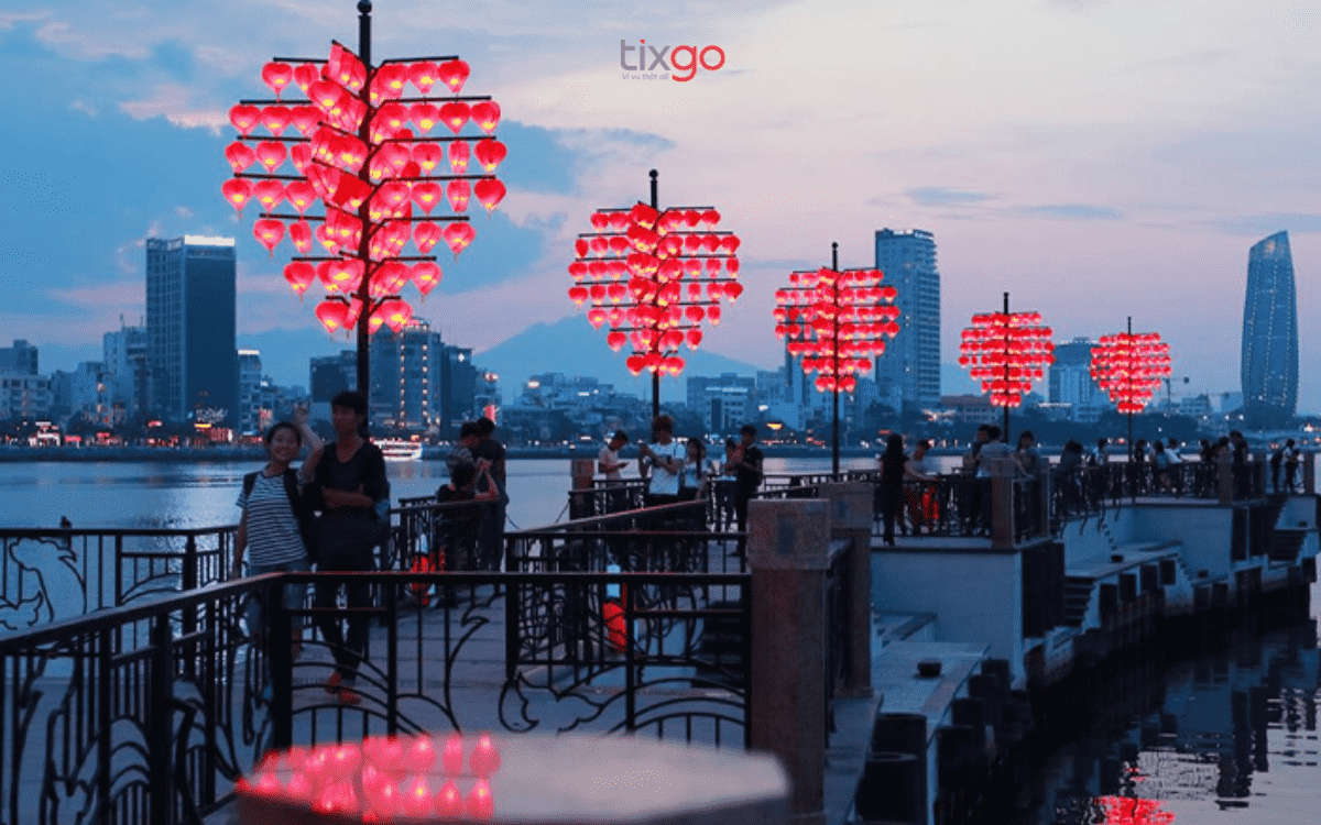 Cầu Tình yêu khi du lịch Đà Nẵng tháng 4