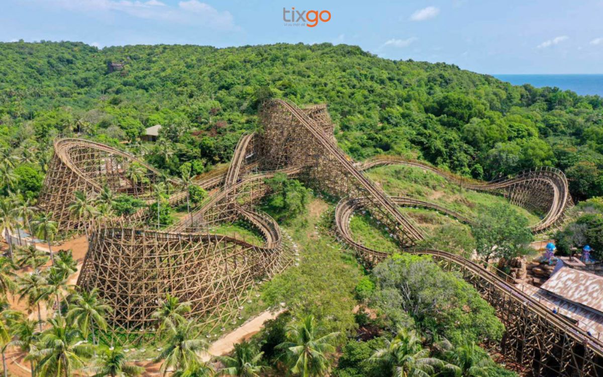 Mộc Xà Thịnh Nộ là tàu lượn siêu tốc bằng gỗ đầu tiên tại Việt Nam