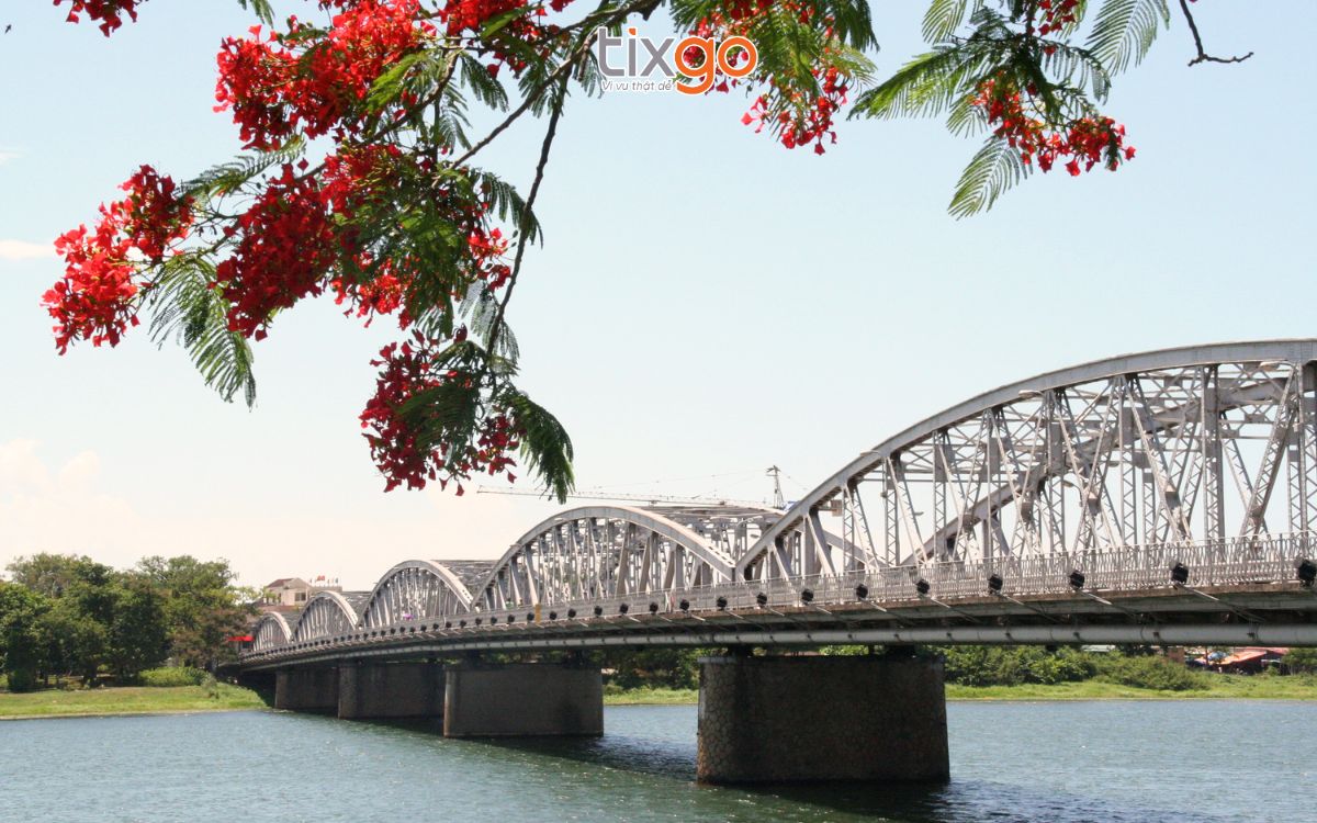 du lịch huế tháng 7 Thời tiết Huế tháng 7 nắng đẹp bên sông Hương