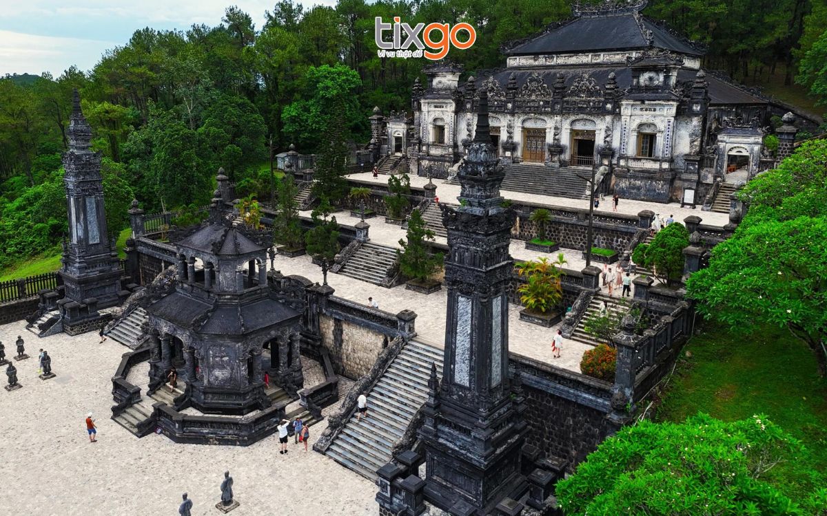 du lịch huế tháng 7 Lăng vua Khải Định là một trong những lăng tẩm nổi tiếng của triều Nguyễn
