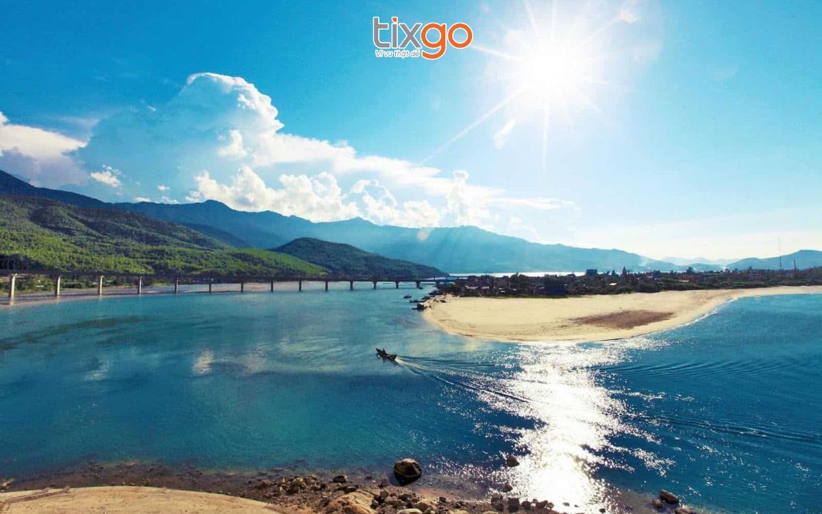 du lịch huế tháng 7 Biển Lăng Cô là một trong những bãi biển đẹp nhất hành tinh