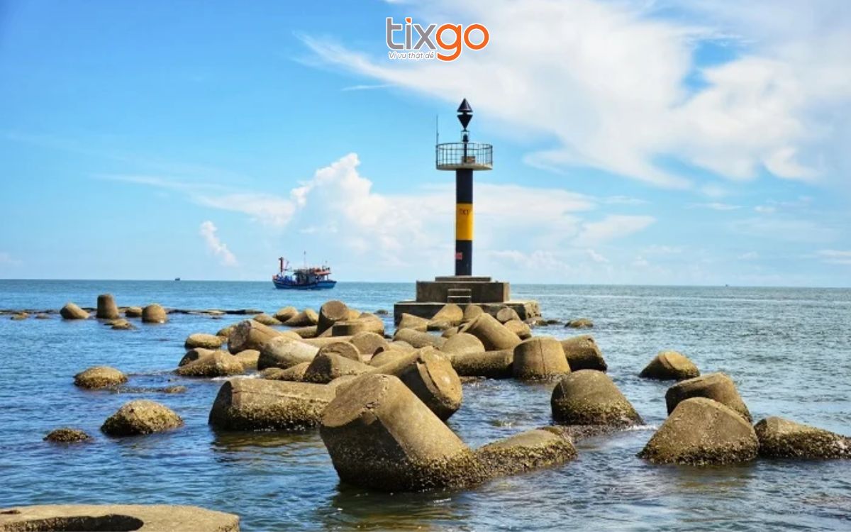du lịch huế tháng 7 Biển Hải Dương nổi tiếng với bãi đá tổ ong, bãi đá rêu xanh