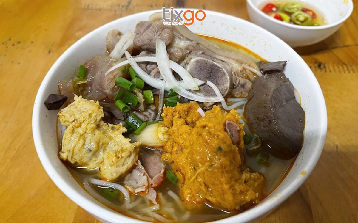 du lịch huế tháng 7 Tô bún bò Huế mệ Kéo chuẩn vị