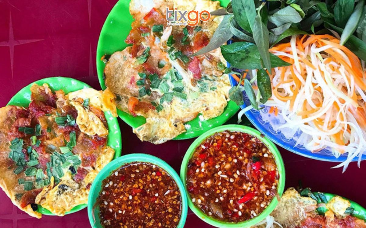du lịch huế tháng 7 Bánh ép Chị Huệ thu hút du khách