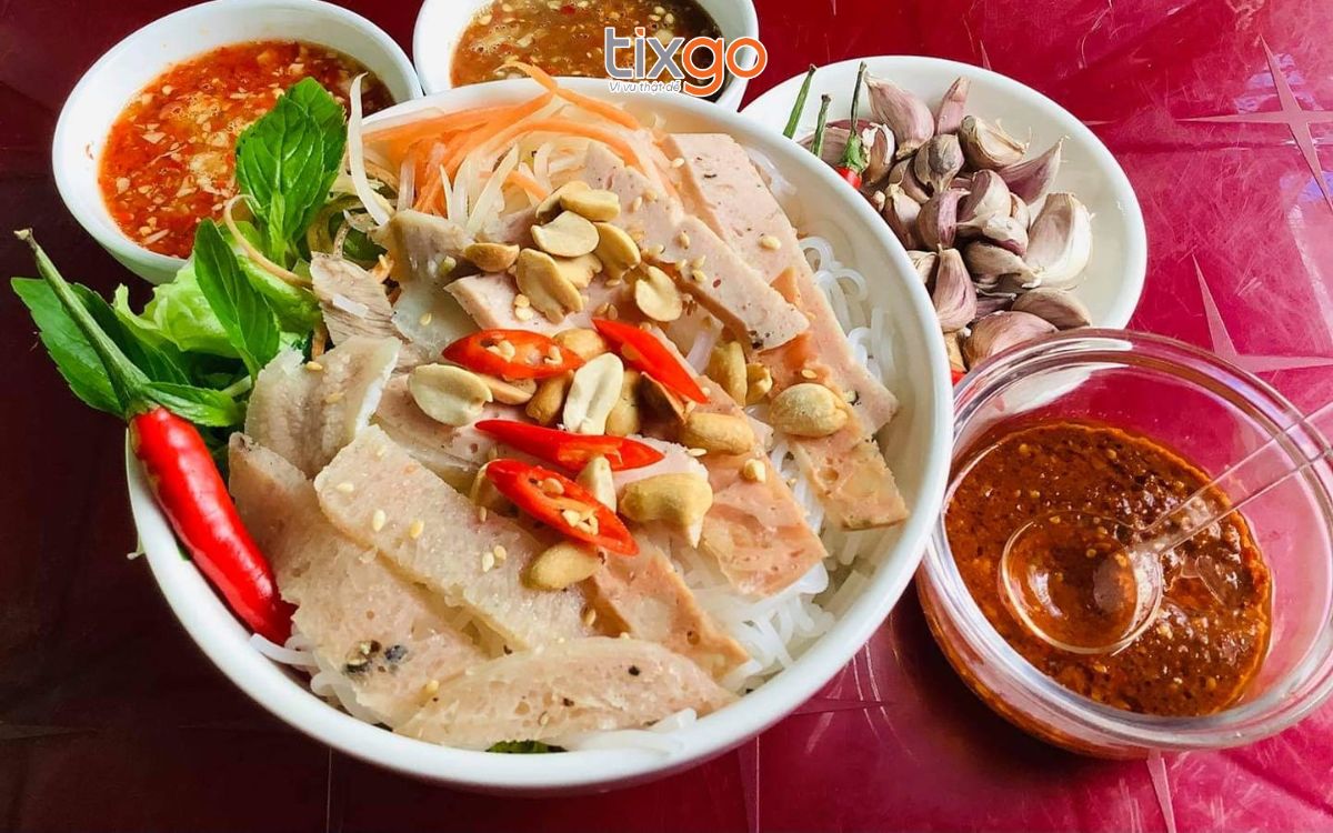 du lịch huế tháng 7 Bún mắm nêm ở Huế có nét đặc biệt riêng