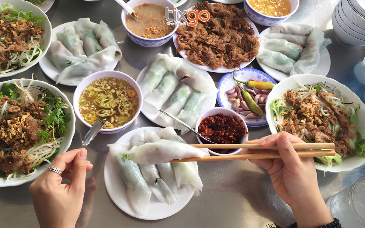 du lịch huế tháng 7 Bánh ướt thịt nướng trứ danh ở Kim Long