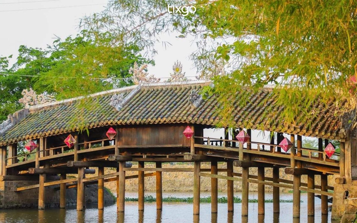 Cầu ngói Thanh Toàn là cây cầu có kiến trúc “thượng gia hạ kiều” hiếm hoi