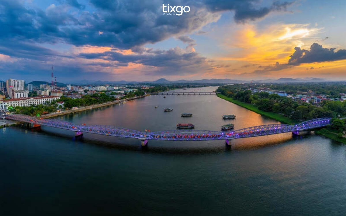 Sông Hương được ví như dải lụa xanh êm đềm ôm trọn lấy thành phố Huế