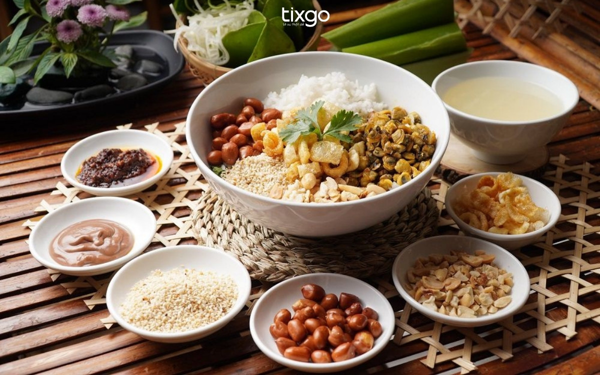Cơm hến, bún hến, mì hến là món ăn bình dị của người Huế