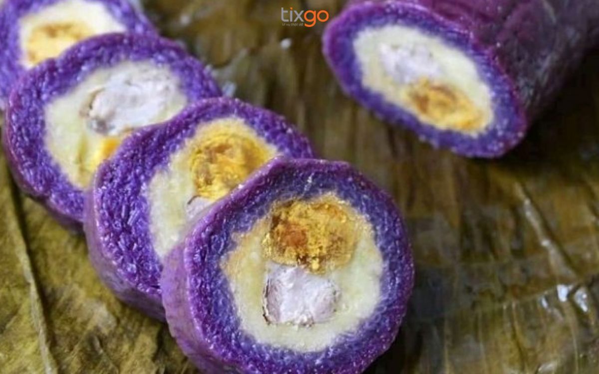 Bánh tét mật cật lại là đặc sản được người dân Phú Quốc vô cùng yêu thích