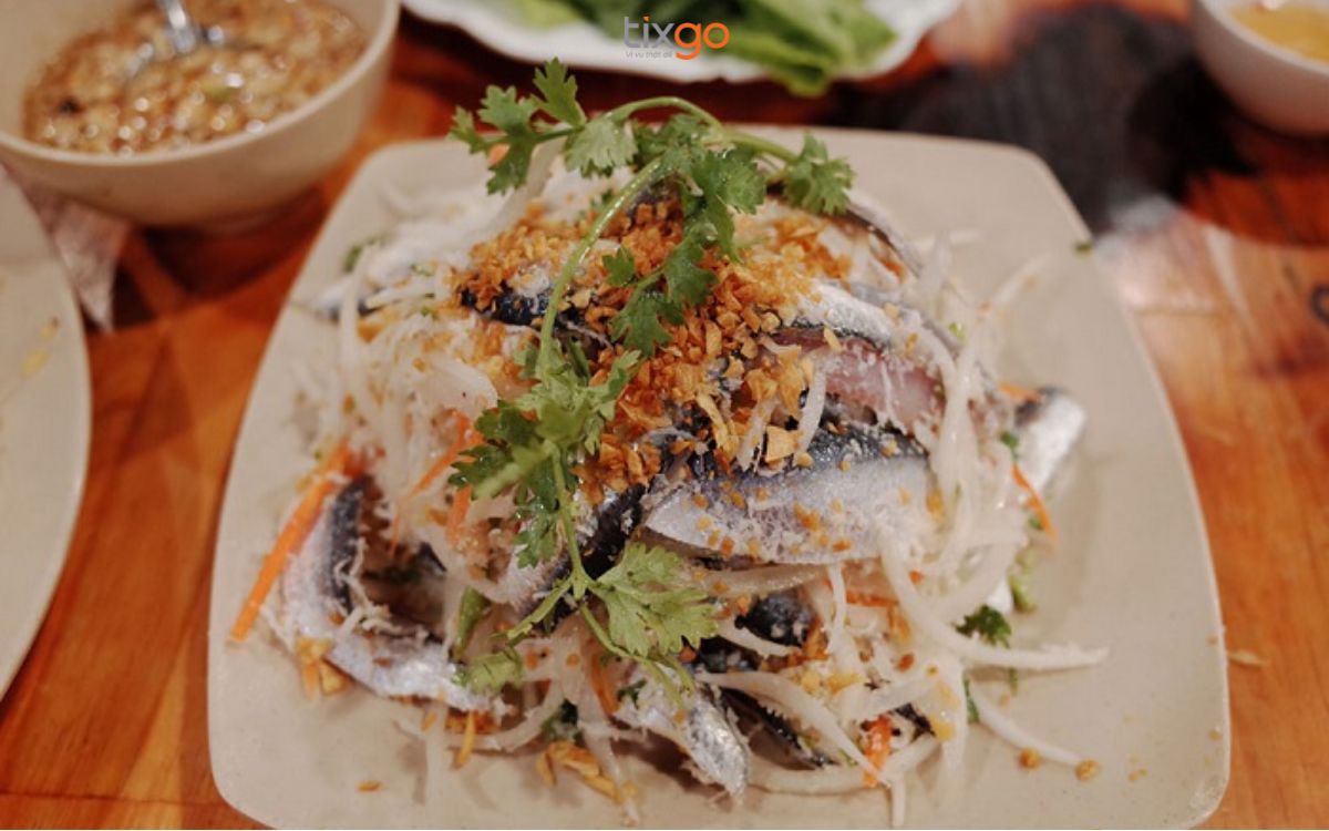 Món ăn du khách không nên bỏ lỡ khi đến đảo ngọc là Gỏi cá trích
