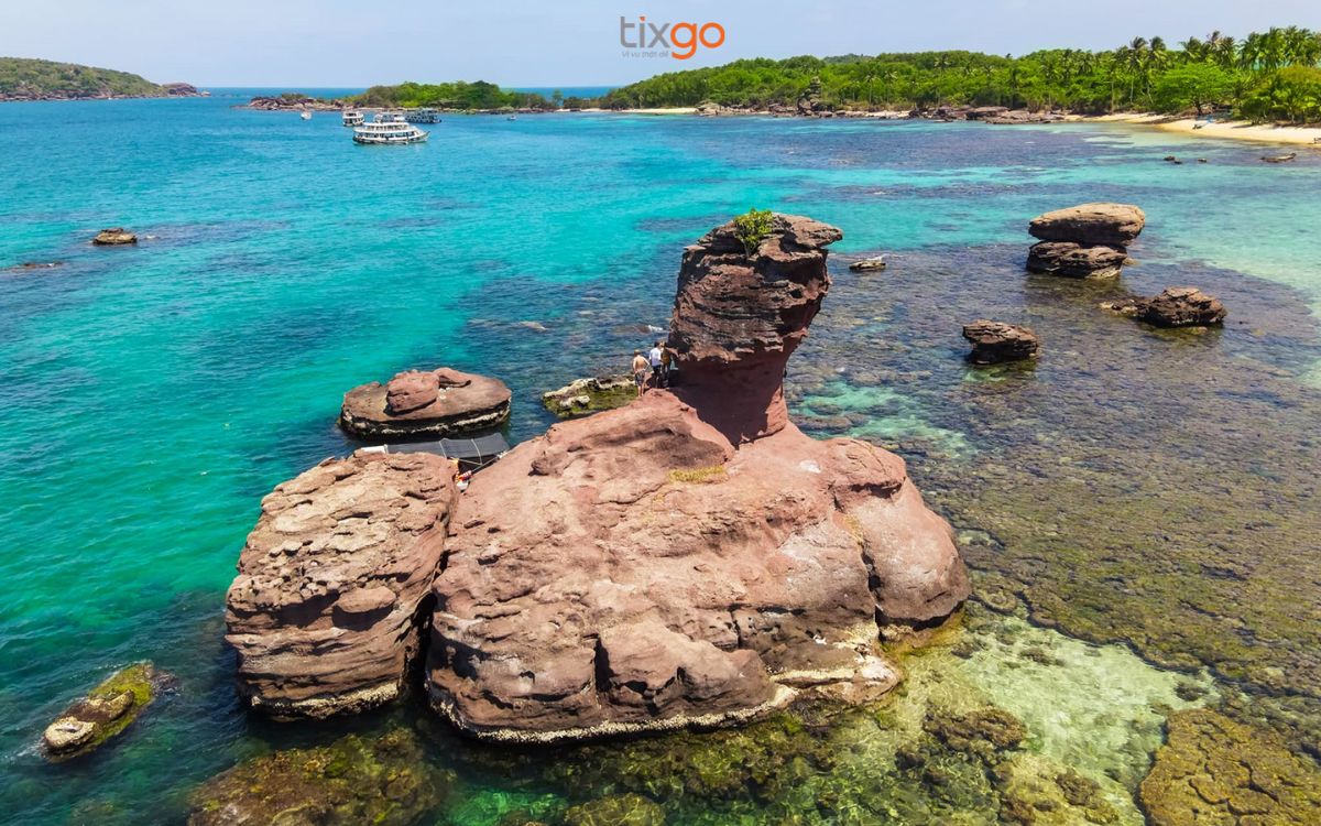 Hòn Gầm Ghì sở hữu những bãi đá tự nhiên có hình thù độc đáo