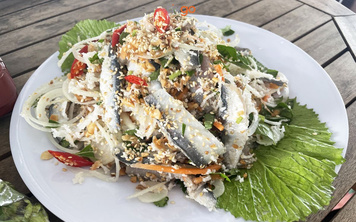 Gỏi cá trích Phú Quốc chua cay, ăn cùng nước chấm đậm đà