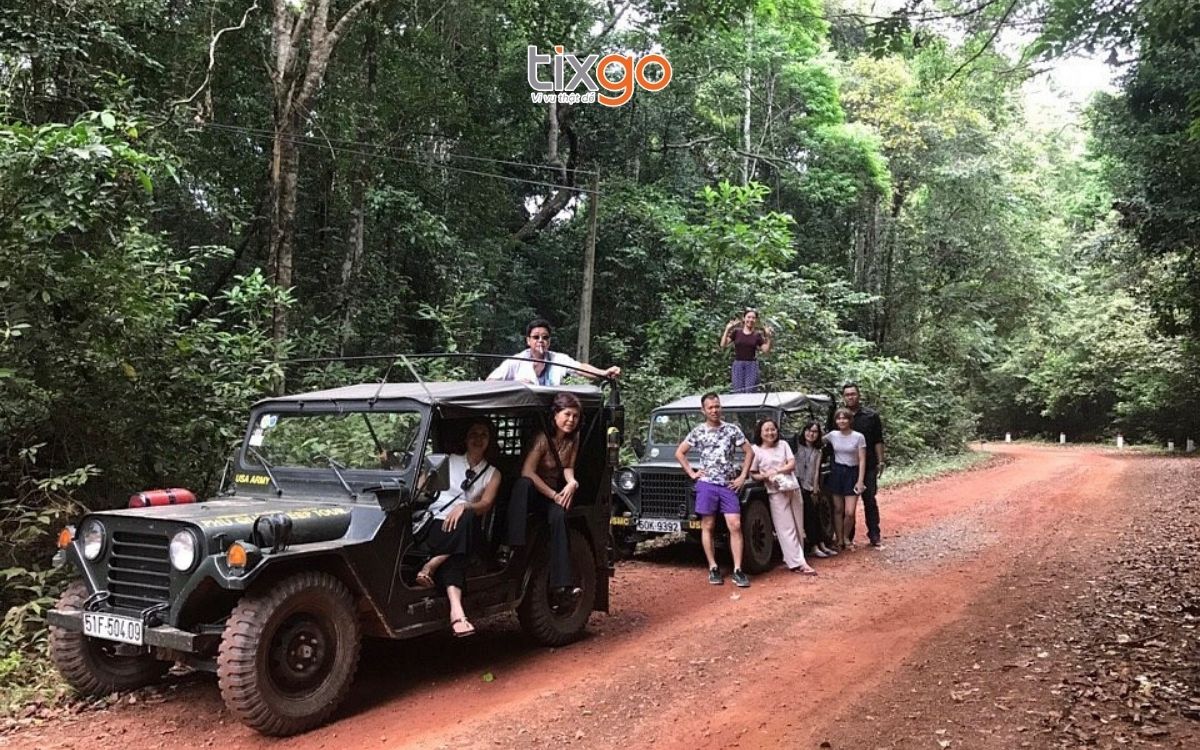 Chạy xuyên rừng nguyên sinh Phú Quốc tháng 7 bằng xe Jeep