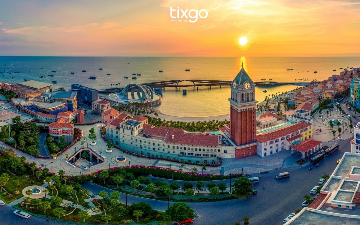 Tham quan Sunset Town (Thị trấn Hoàng Hôn) và xem show nghệ thuật có nên đi Phú Quốc tháng 8