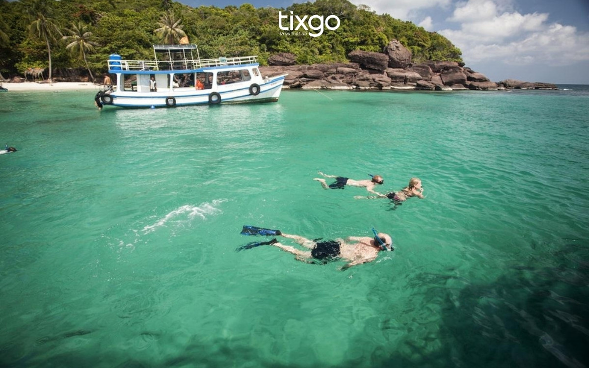 du lịch Phú Quốc tháng 9 Bãi Sao nổi bật với làn nước biển xanh trong dễ lặn ngắm san hô