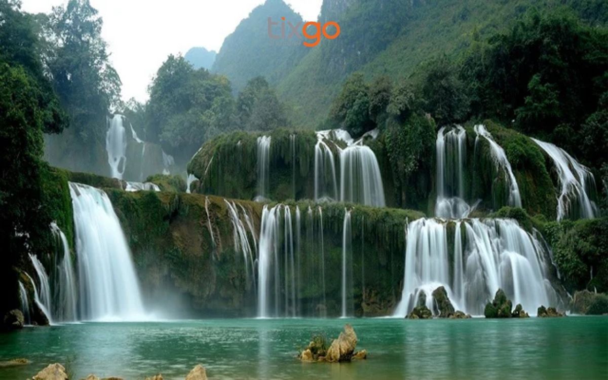 Thác Bạc nổi tiếng với sự hùng vĩ, thơ mộng 