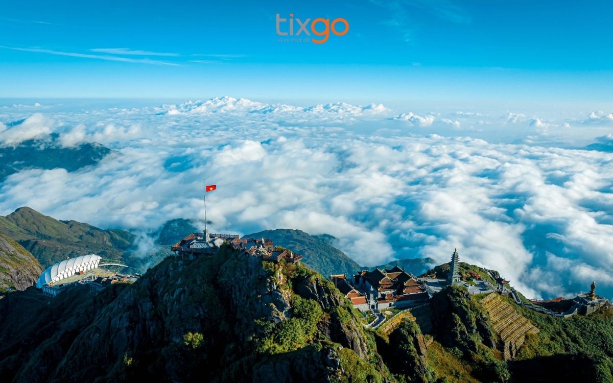 Đỉnh fansipan huyền thoại giữa biển mây