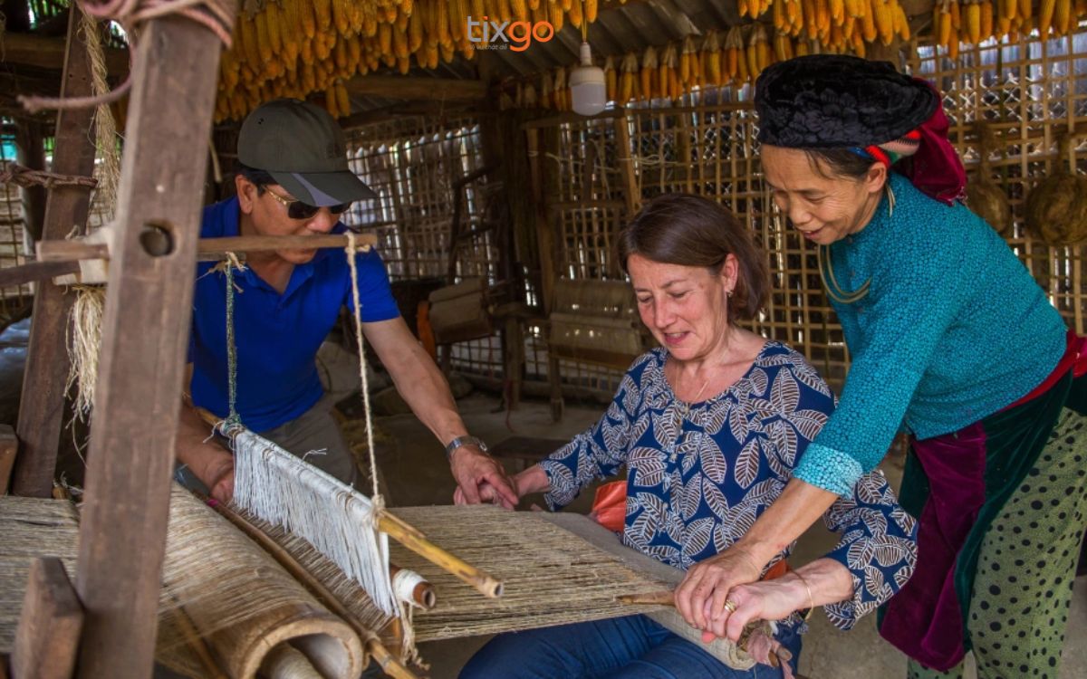 Tham gia trải nghiệm văn hóa địa phương du lịch sapa tháng 8