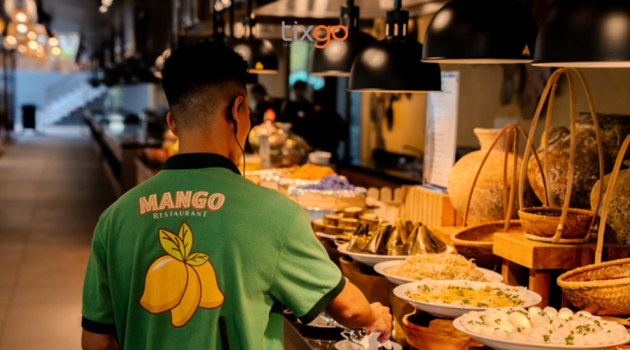 Du khách mua vé được thưởng thức buffet tại nhà hàng Mango nổi tiếng giá vé đi đảo hòn thơm Phú Quốc