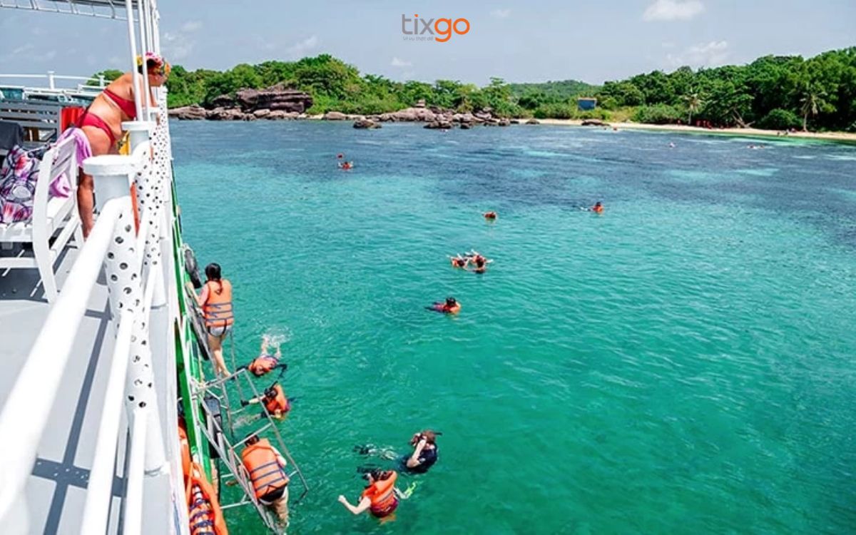 Trải nghiệm câu cá, câu mực ngay trên biển Hòn Móng Tay