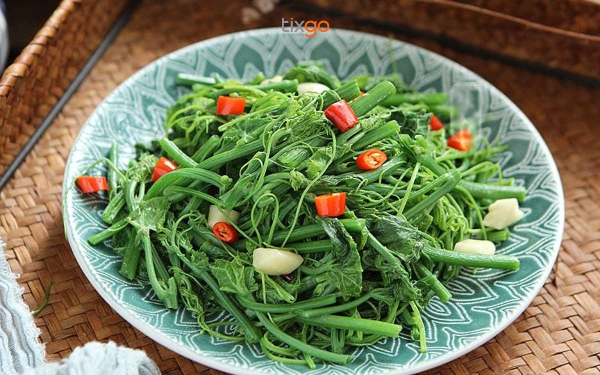 Thử món su su luộc chấm muối vừng hoặc chẩm chéo ăn uống tại sapa