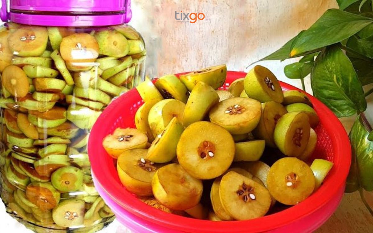 Thưởng thức rượu táo mèo có vị chua dịu, thơm nhẹ. kinh nghiệm ăn uống ở sapa