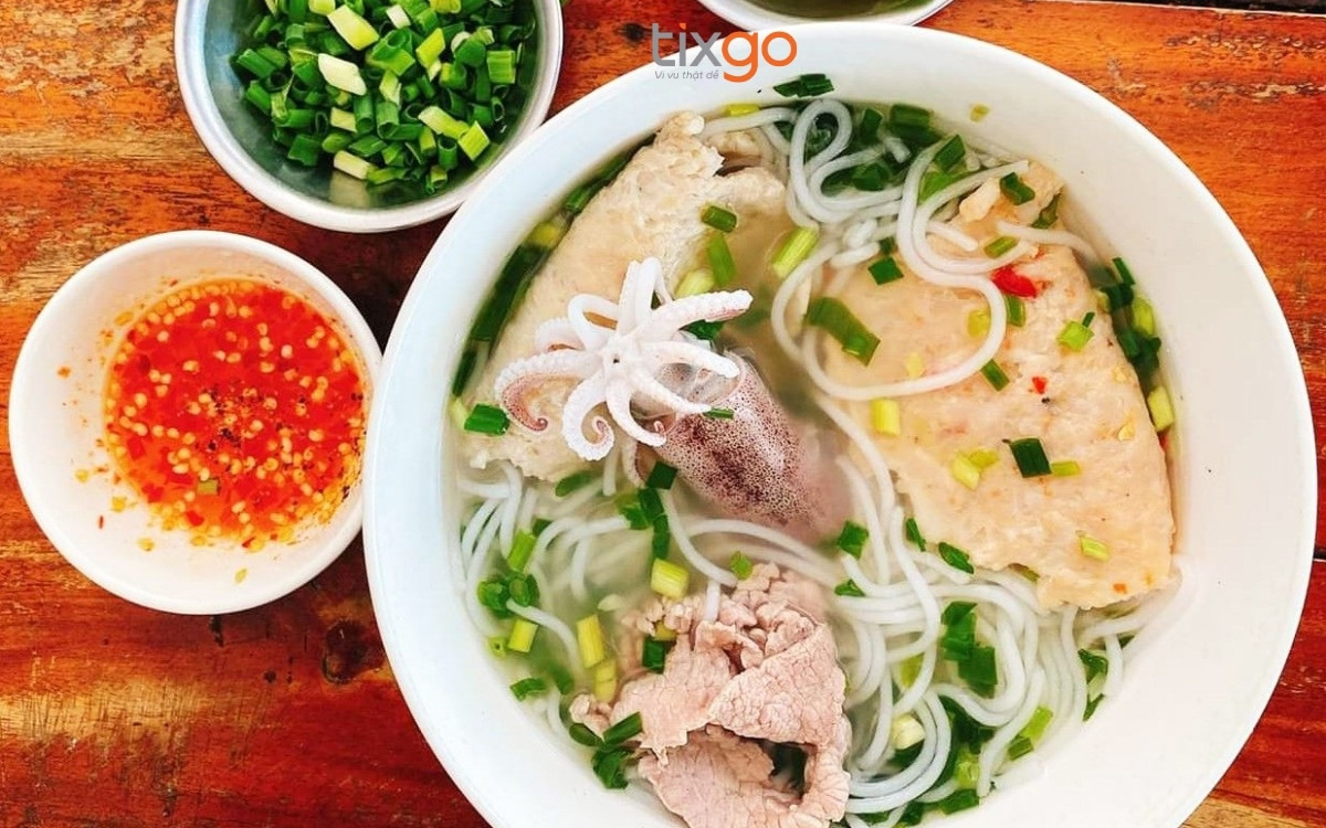 Món bún quậy với cách ăn đặc trưng 
