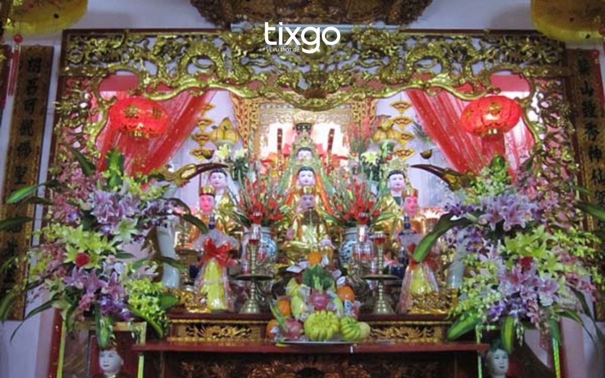 Bàn thờ Công chúa Liễu Hạnh tại Đền Mẫu Thượng Sapa Mẫu Thượng Sapa