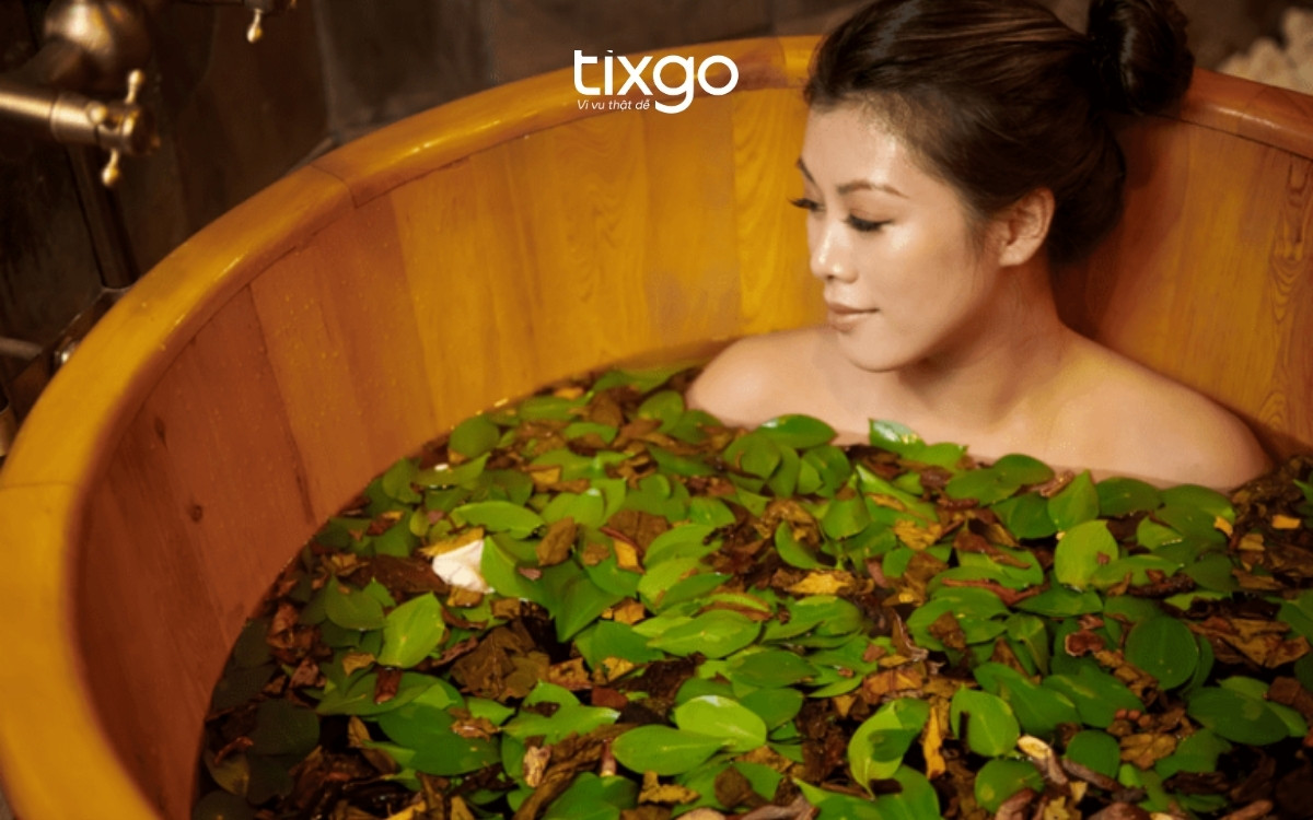 Tắm lá thuốc Dao Đỏ tại Nậm Cang