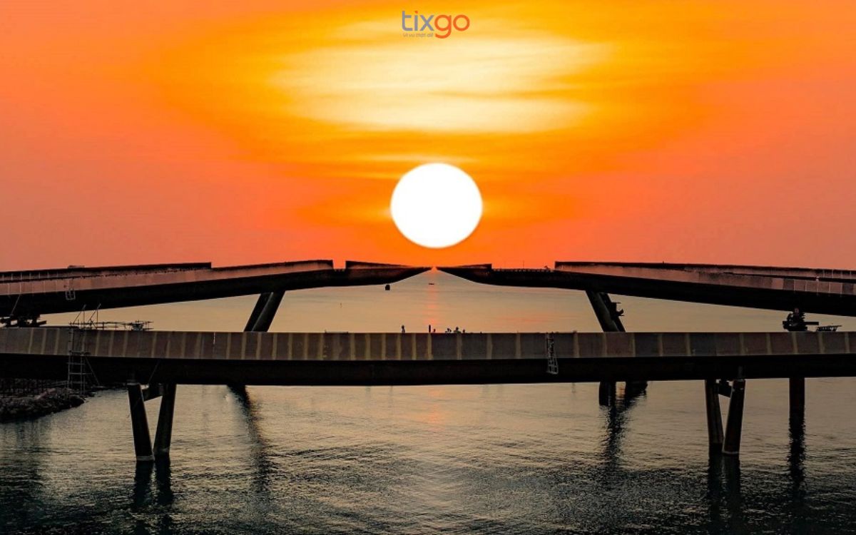 Hoàng hôn xuất hiện với ánh vàng cam giữa hai nhịp cầu Cầu Hôn