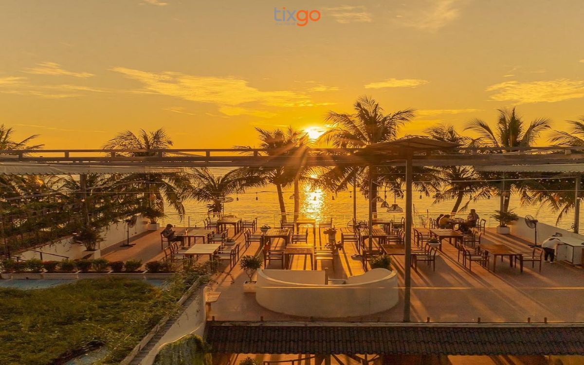 Du khách có thể ngắm trọn hoàng hôn tại các quán bar/cafe ven biển