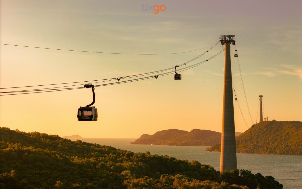 Ngắm hoàng hôn từ trong cabin cáp treo Hòn Thơm
