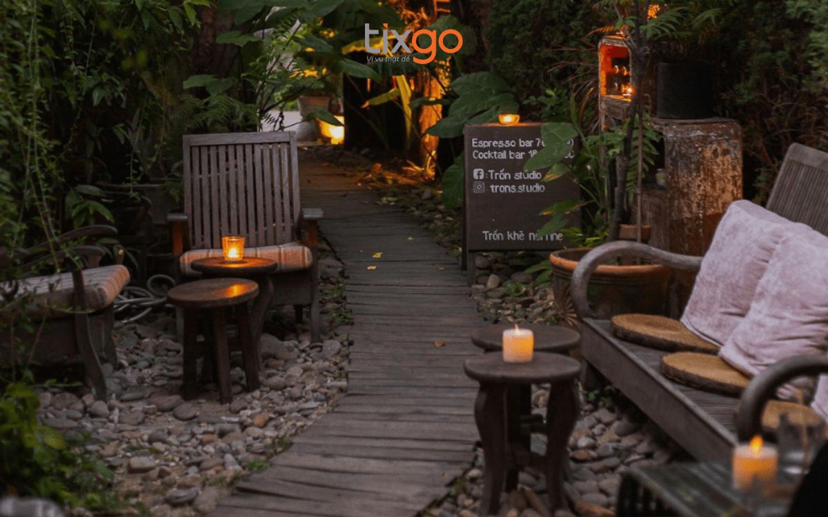 quán cafe đẹp ở huế Góc sân vườn tĩnh lặng, lên đèn vàng ấm áp và thơ mộng vào buổi tối.